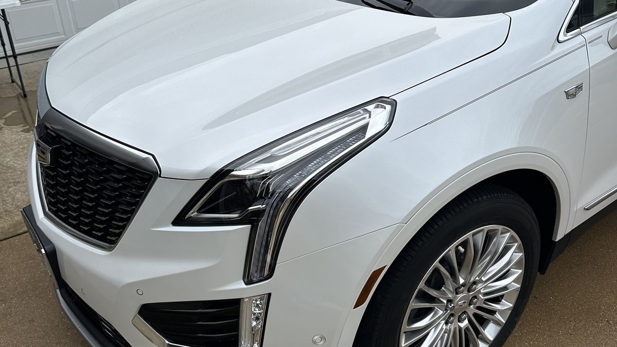 White Cadillac XT5 with glossy paint after a ShineLab detail